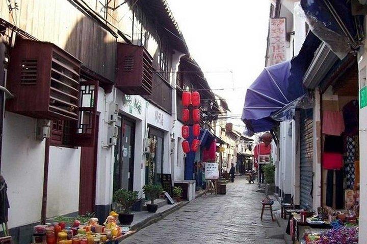 Shanghai Private Tour: Zhujiajiao Sightseeing and Huangpu River Night Cruise