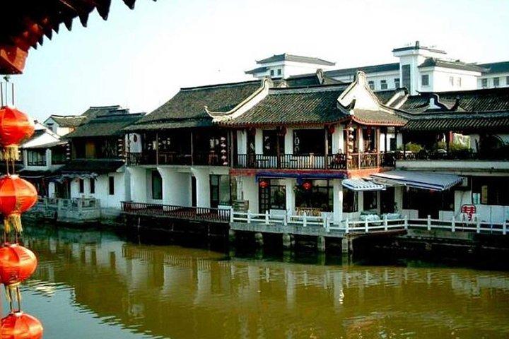 Shanghai Private Tour: Zhujiajiao Sightseeing and Huangpu River Night Cruise