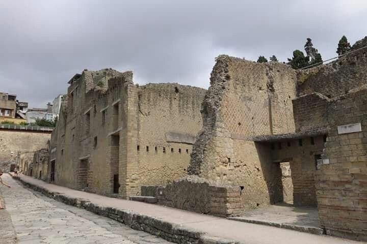 Archaeological Tour: Ruins of Herculaneum+Oplontis+Pompeii (Full Day)