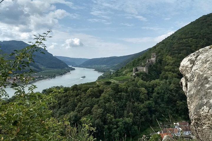 3-Hour Private Hiking Tour to historic places around Spitz in Wachau Valley
