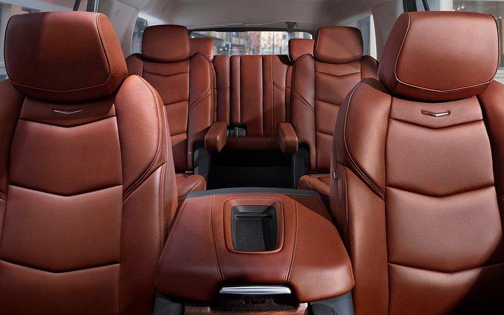 Private Transfer: Dubai City to Dubai Airport DXB in Luxury SUV
