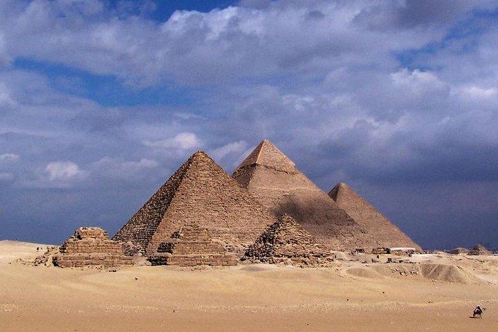 Private Full-Day Tour to Giza Pyramids, Sphinx, Sakkara Pyramids and Memphis