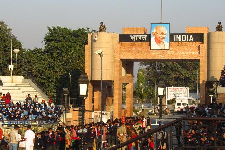 Amritsar: Golden Temple, Jallianwala Bagh & Wagah Border Tour