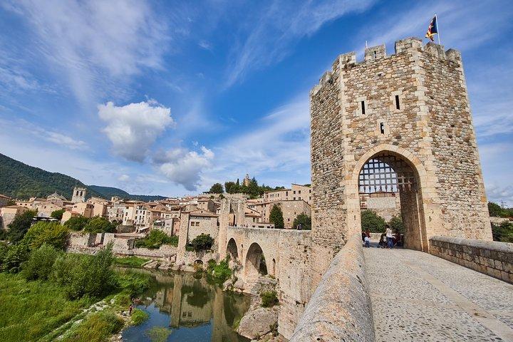 Three Medieval Gems & Local Lunch Private Tour from Barcelona
