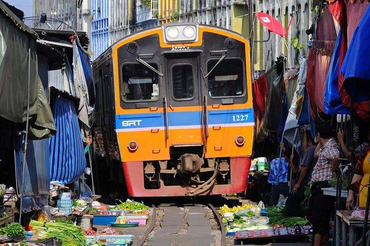 Floating Market Damnoen Saduak and Meklong Railway Market: Half Day Tour