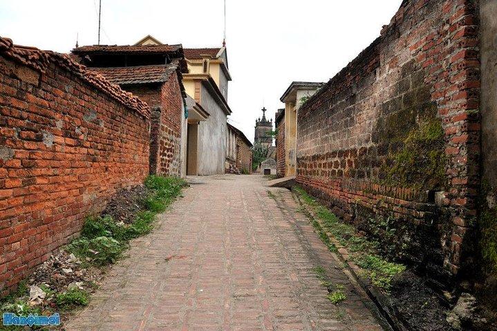 Instagram Tour Duong Lam Ancient Village with Train Street Visit