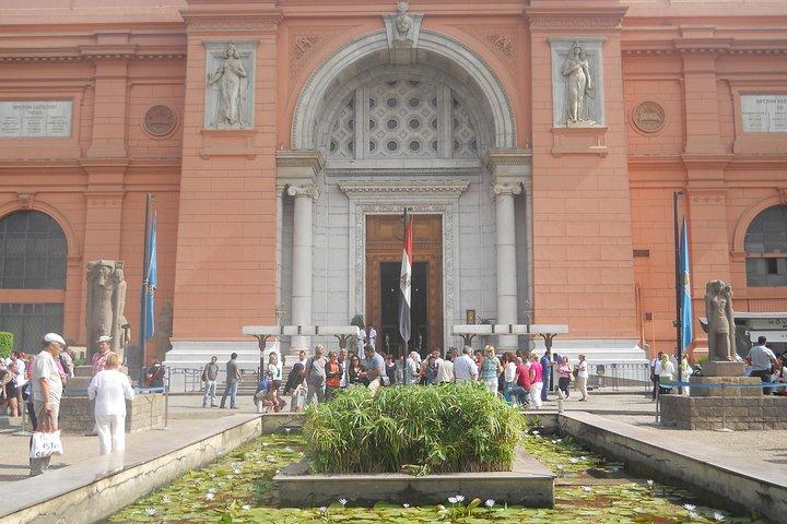 Giza pyramids, Sphinx and Egyptian Museum Full Day Private Trip