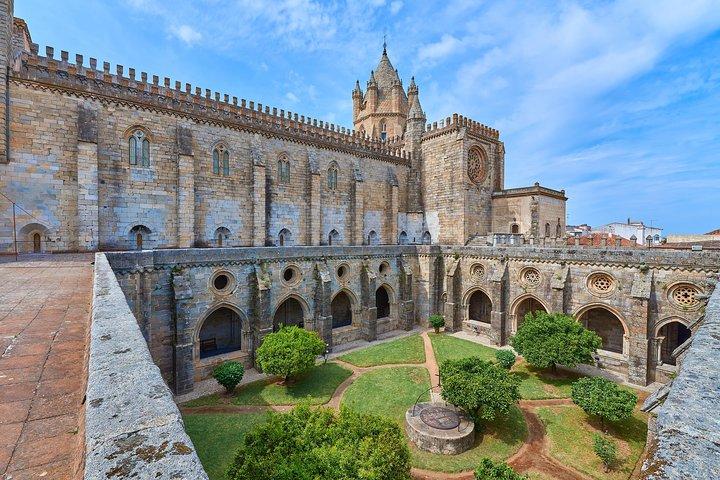 Evora Private Day Trip with Wine Tasting