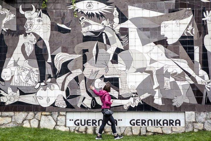 Gaztelugatxe Access, Bermeo & Gernika guided tour from Bilbao