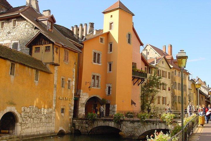 Private Tour to Annecy with skyglass roof top bus from Geneva
