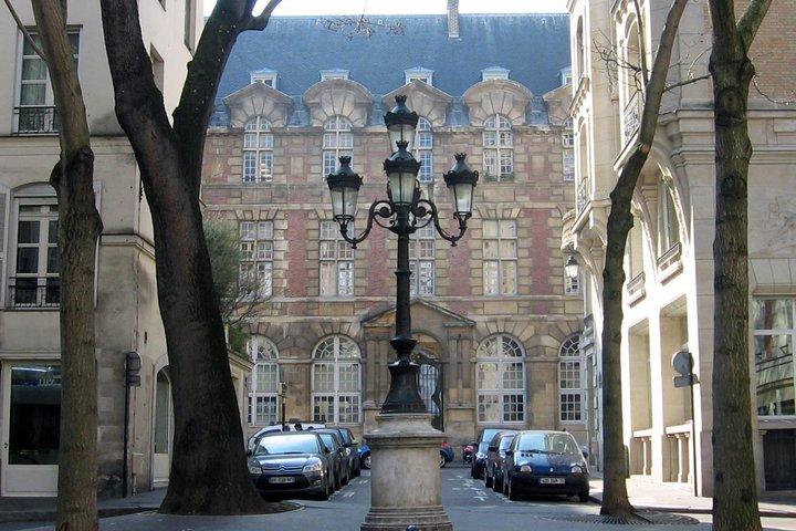 Chic and Classic: Saint-Germain-des-Prés Lifestyle Walking Tour
