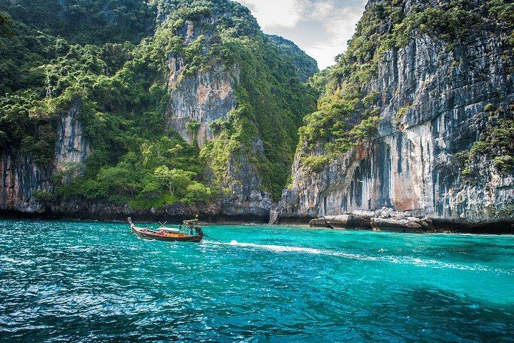 Beat the Crowds: Earlybird Phi Phi Islands by Speedboat