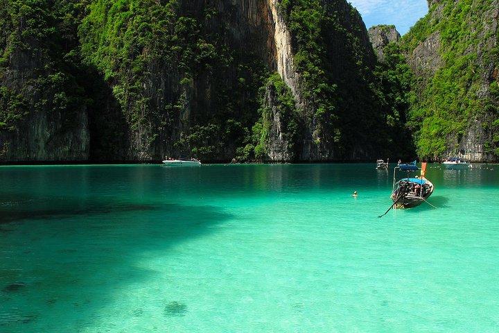 Beat the Crowds: Earlybird Phi Phi Islands by Speedboat