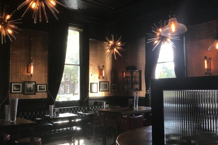 London Historic Pubs Private Tour With Free Drinks!