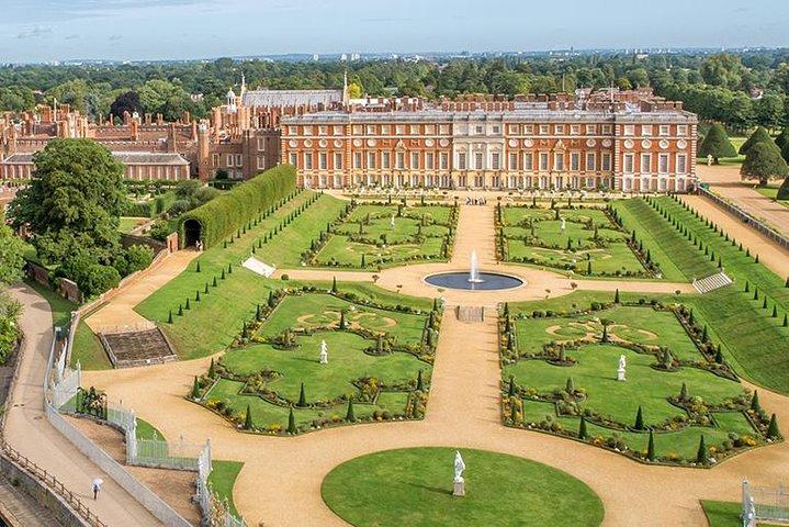 Private Vehicle To Hampton Court Palace From London With Admission Tickets