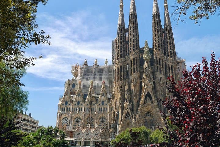 Sagrada Familia Tour with Local Guide and Skip the Line Ticket