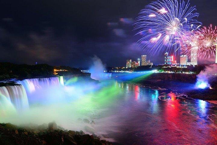 Niagara Falls Evening Tour with Boat, Journey, Dinner & Fireworks