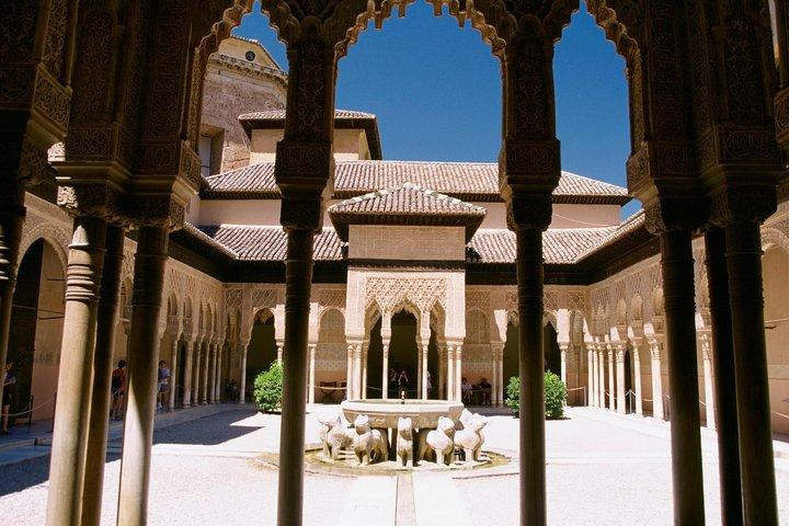 Alhambra &Charles Palace Guided Tour with Optional Nasrid Palaces