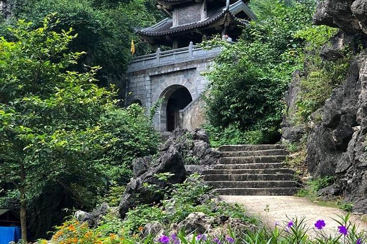 Ninh Binh Daily Tour: Hoa Lu- Am Tien Cave - Tam Coc- Bike - Bich Dong pagoda