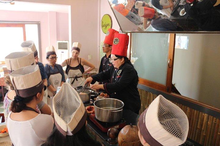 Small-group Cooking Class with Market visiting (3 hours)