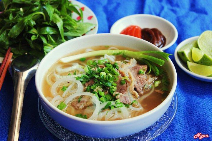 Small-group Foodie by Night in Saigon (04 hours)