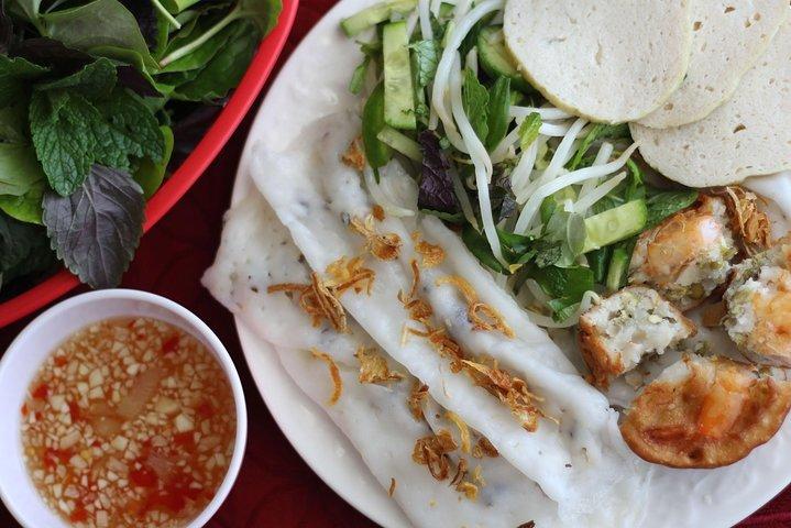 Small-group Foodie by Night in Saigon (04 hours)