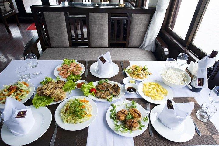 Private Full-Day Halong Bay Tour Including Cruise, Kayaking and Surprising Cave