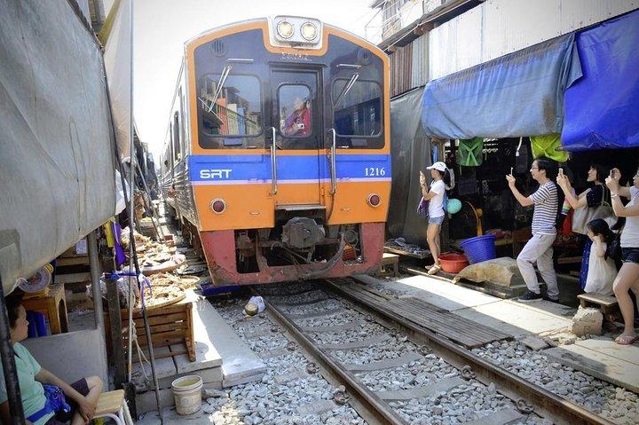 Bangkok Day Trip: Railway Market, Floating Market & Nakhon Pathom