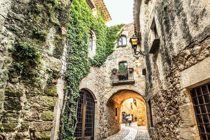 Three Medieval Gems & Local Lunch Private Tour from Barcelona