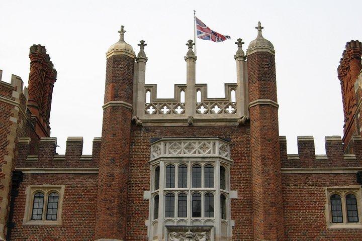 Private Full Day tour of Windsor castle and Hampton court palace from London