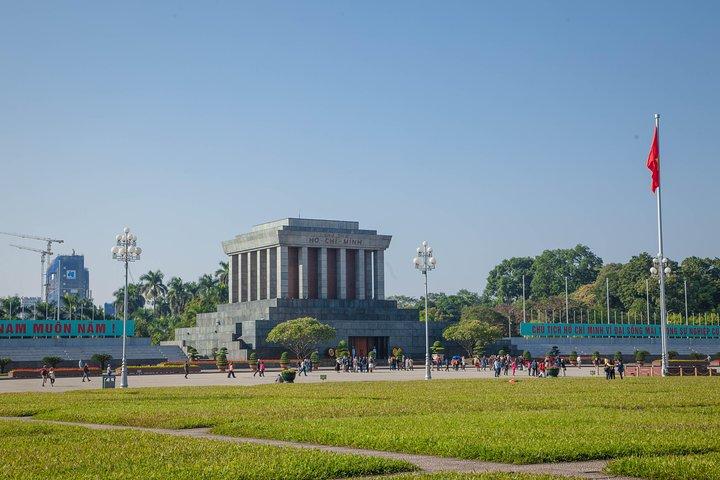 4-hour Motorbike Tour to City Sights & Train Street