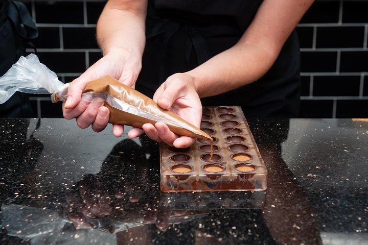 Molded Bonbons Chocolate making class in Paris (collective)