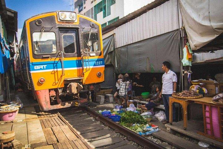 Famous Markets Tour: Maeklong Railway & Damnoen Saduak Floating