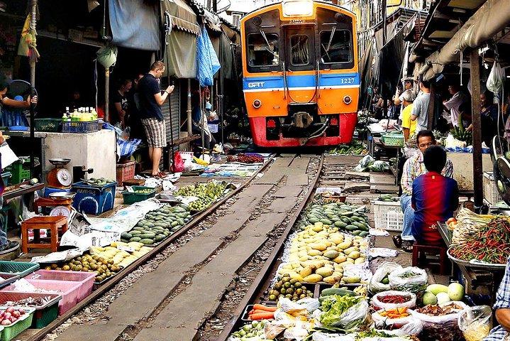 Famous Markets Tour: Maeklong Railway & Damnoen Saduak Floating