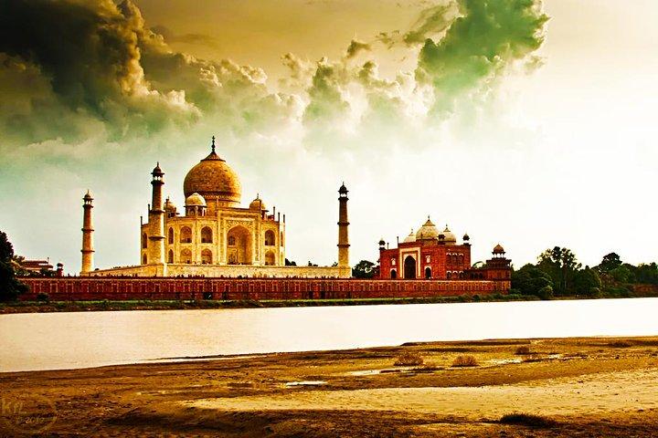 Same Day Taj Mahal and Agra Tour from Pune with Return Flights