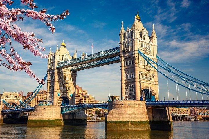Private Chauffeured Luxury Range Rover at Your Disposal in London Full Day