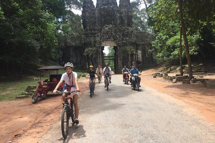 Angkor Wat and Angkor Thom Cycling Tour