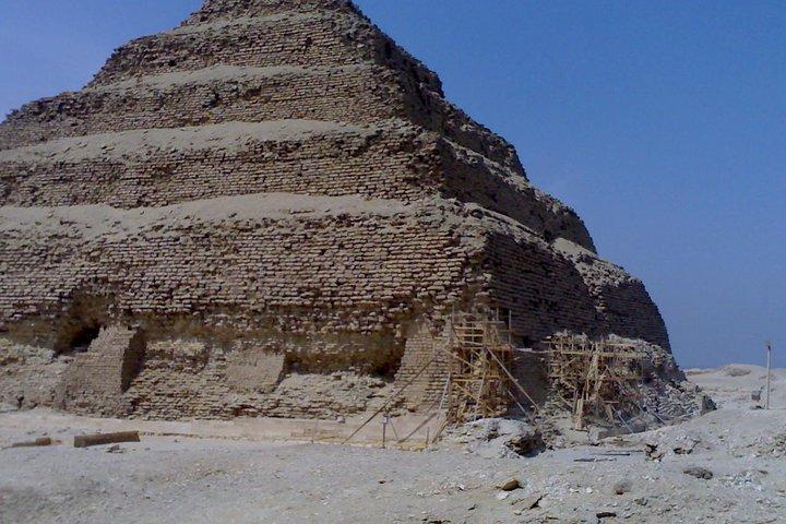 Giza Pyramids, Memphis & Sakkara Full Day Private Tour with Lunch