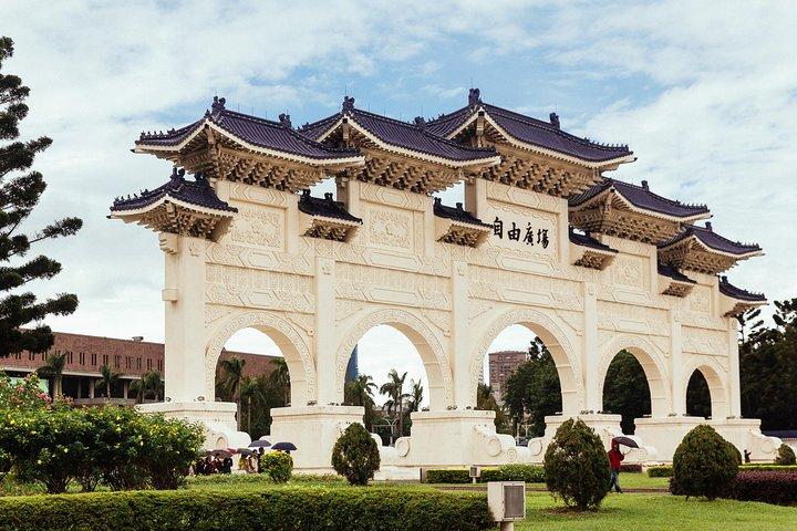 Highlights & Hidden Gems With Locals: Best of Taipei Private Tour