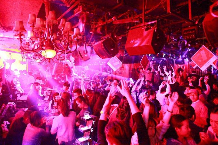 Small-Group Shanghai Nightlife Tour: Acrobatic Show and Nightclub Crawl