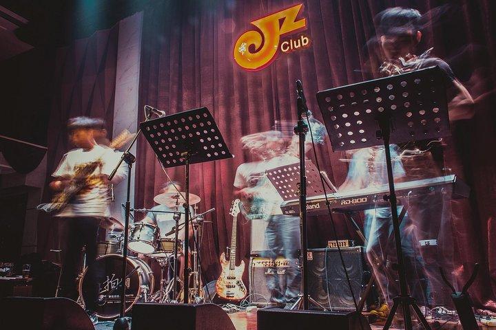 Small-Group Shanghai Nightlife Tour: Acrobatic Show and Nightclub Crawl