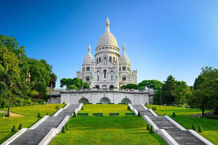 Montmartre District Walking Tour in Paris