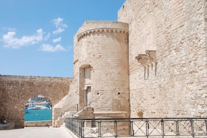 Private guided tour in Monopoli: walking through the old town