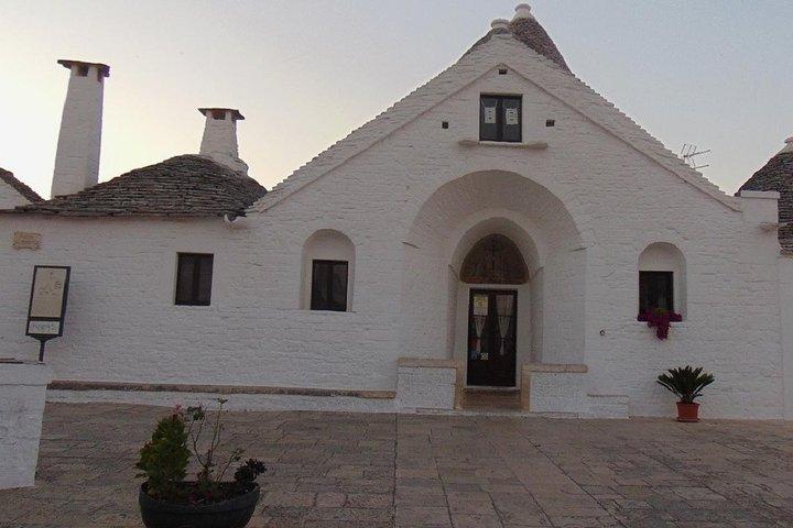 Private guided tour in Alberobello with free tasting: discovering the trulli