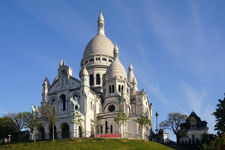 Montmartre’s heritage with specialties tasting Private Tour