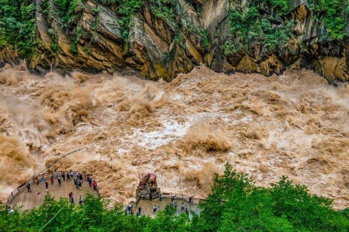 Private Lijiang Day Trip to Upper Tiger Leaping Gorge and Black Dragon Pool