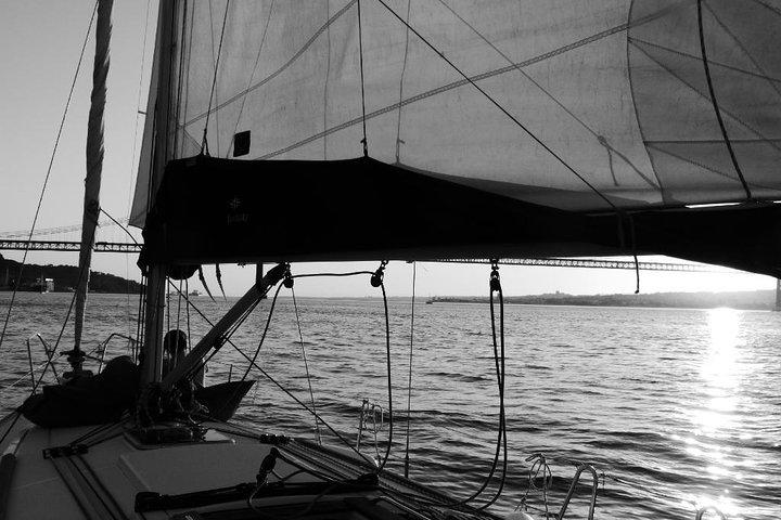Morning Sailing Tour in Tagus River from Lisbon