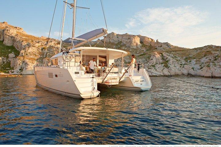Private Morning Tour Lagoon 400-380 Sailing in Santorini ,lunch, drink, transfer