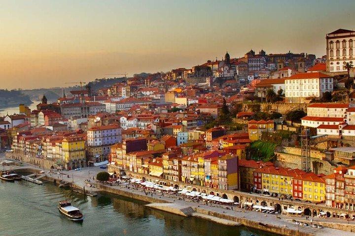 Private Transfer LISBON/PORTO w.guided stops-Choose 2 fr.the list