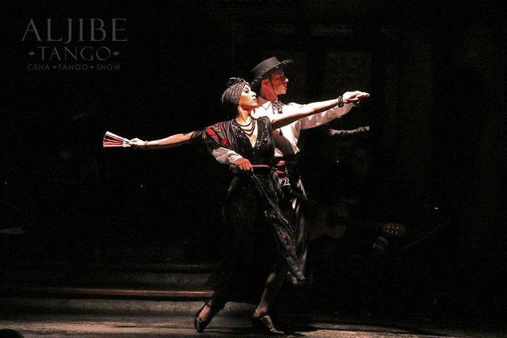 Tango Dinner-Show at El Aljibe with Optional Classic Bus Transfer